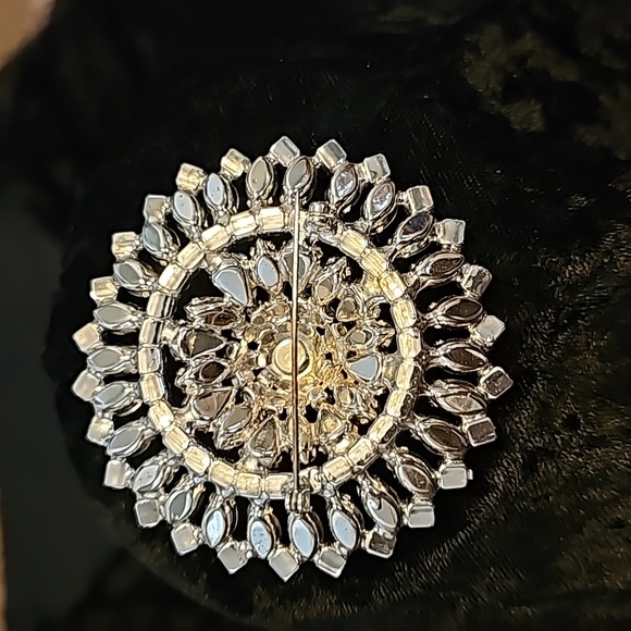 LARGE STUNNING BROOCHE😍 - Picture 3 of 3